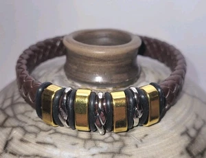 Braunes geflochtenes veganes Lederarmband für Herren mit goldfarbenen/silberfarbenen Ringen 8,5 Zoll - Bild 1 von 7