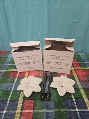 Juego de 2 flores de lirio de cerámica con herrajes CAJA ABIERTA Foto 1 de 4