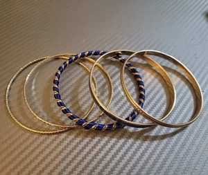Juego de brazalete brazalete con textura Avon tono dorado azul marino 2018 - Imagen 1 de 11