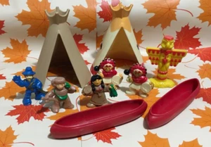 Lincoln Logs Plastic   10 pieces:  5 figures, 2 canoes 2 teepees 1 totem pole - Picture 1 of 2