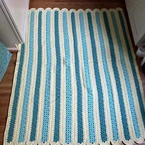 Vintage Decke gehäkelt 63x53 Schoß Überwurf Afghan Retro Oma Jakobsmuschel blau gelb - Bild 1 von 7