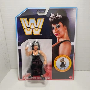 NUEVO/COMO NUEVO EN CAJA SENSACIONAL REINA SHERRI Mattel Hasbro WWF WWE Retros Figura de Lucha - Imagen 1 de 2