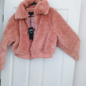 Chaqueta suave para mujer Kendall & Kylie rosa pequeña cremallera completa - Imagen 1 de 2
