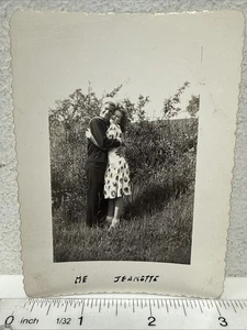 Vintage Schnappschuss Foto WWII US Navy Matrose in Uniform umarmende Freundin - Bild 1 von 3