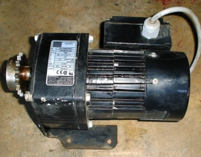 Motorreductor eléctrico Bodine 34R4BFPP-E3 230V 60HZ 1.0A 3PH 1/6HP Foto 1 de 2