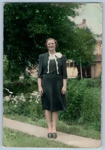 c1940er Frau trägt Freizeitkleid getöntes Lehighton PA amerikanisches Schnappschussfoto - Bild 1 von 2