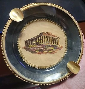 Vintage Petit Point griechisches Kolosseum Design Aschenbecher mit Glasplatte Messingrand. - Bild 1 von 4