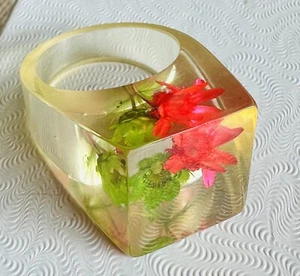 Vintage Regenbogen Lucite Ring Gr. 6 1/2 Retro Old Stock rosa grün Blumen - Bild 1 von 3