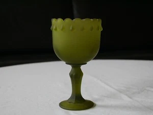 Copa prensada copa de vino satinado verde musgo vintage - Imagen 1 de 8