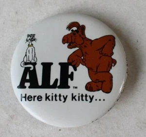Alf 1987 Alien Productions Alf Cat en Logo Here Kitty Kitty Celuloide Pinback -- - Imagen 1 de 1