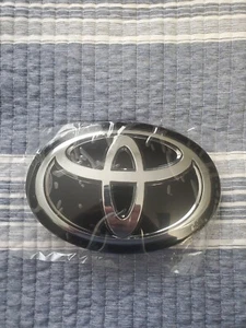53141-42021 Toyota RAV4 2016,2017,2018 Front Grille Emblem Logo Radar - Picture 1 of 2