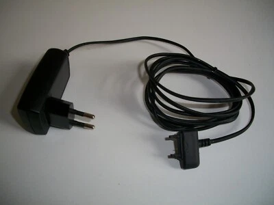 Sony Ericsson Netzteil  Standard-Charger CST-60/ 100-240VAC~100mA, 50-60Hz/4,9D - Bild 1 von 4