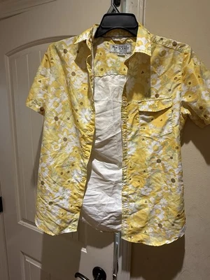 Free Planet Men’s Yellow Floral Button Up Shirt (S) Retro Daisy Print 2022 - Image 1 of 4