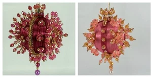 Vintage fatto a mano raso ornamento natalizio spilla sfera perline rosa 2 A - Foto 1 di 12