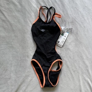 Traje de baño Arena One para mujer 24 negro naranja doble espalda cruzada sin costuras reciclado - Imagen 1 de 10