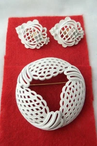 Vintage Monet White Enamel Openwork Filigree Dome Brooch & Clip On Earrings - Picture 1 of 6
