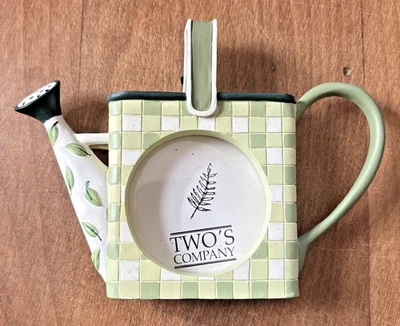 Moldura redonda pequena 2" Two's Company regadora verde e branca ~4"x5 1/2" - Imagem 1 de 3