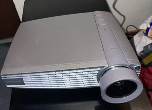 Infocus Projektor LP130 mit Fernbedienung, Netzkabel & Gehäuse getestet - funktioniert - Bild 1 von 10