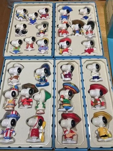 Snoopy Collectible Box 28 Figures World Costume Peanuts Vintage Rare A914 - Picture 1 of 6