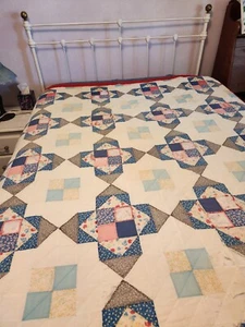 Trapunta coperta vintage patchwork a brandelli rosso blu cotone 74 x 86” fatta a mano - Foto 1 di 17