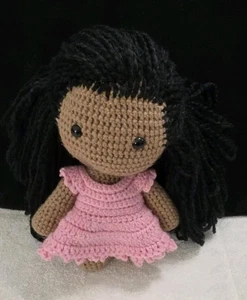 Amigurumi bambola uncinetto capelli lunghi torsi fatti a mano pelle marrone vestito rosa 9,5" - Foto 1 di 15