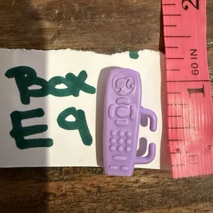 Mattel Barbie Viola Scatola Accessorio Telecomando TV E9 - Foto 1 di 2