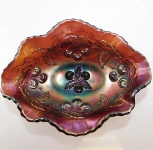 1212/2642 Dugan 'Wreathed Cherry' Amethyst Carnival Glass Sauce Boat - Picture 1 of 9
