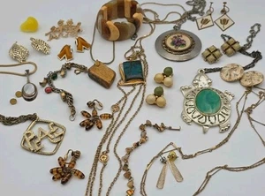 Vintage goldfarben flippig Mid Century Retro Brutalist gemischt Modeschmuck Konvolut - Bild 1 von 24