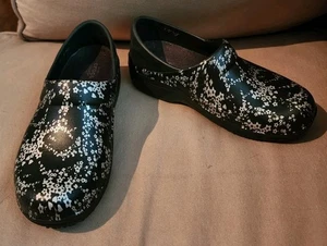 Crocs Shoes Women Size 8 Neria Pro II Black Floral Dual Comfort Slip On Clogs - Picture 1 of 8