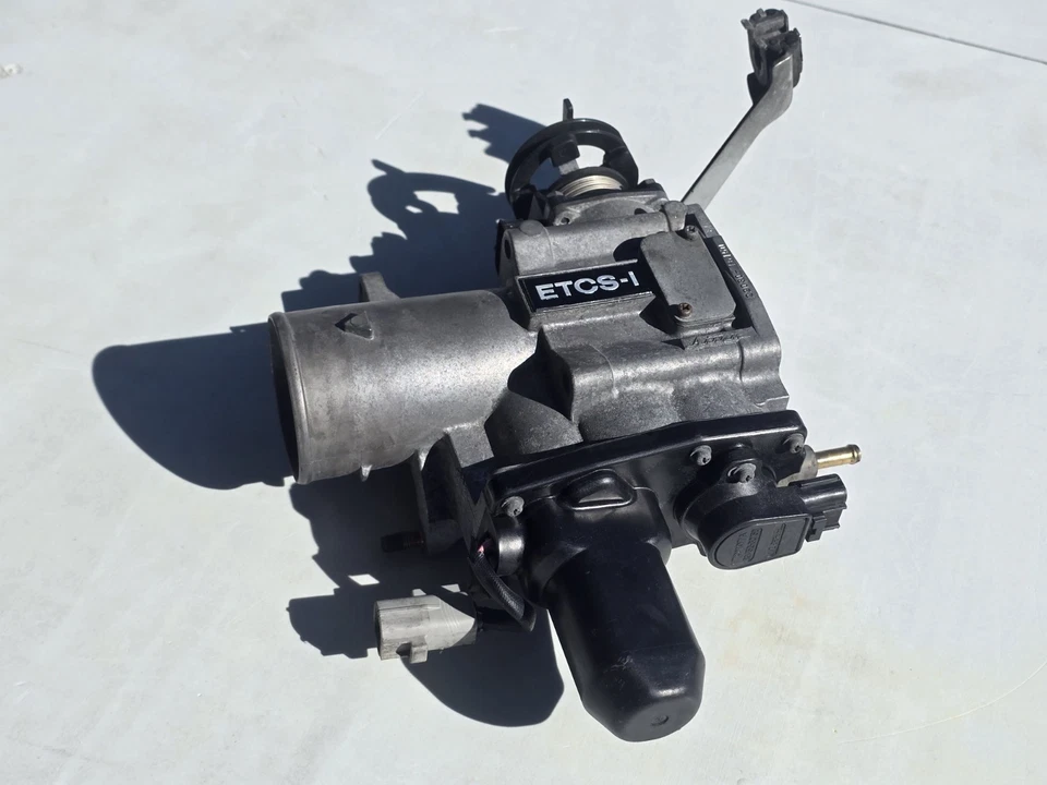 Cuerpo del acelerador de inyección de combustible Lexus GS300 IS300 2000-2004 22030-46220 OEM JDM Foto 1 de 4