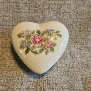 Vintage Heart Shaped Trinket Box With Flowers.  - Picture 1 of 7