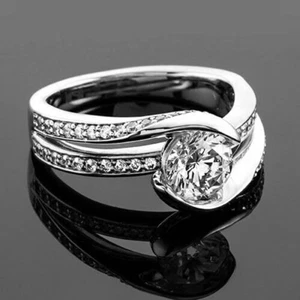 Anillo de compromiso solitario de diamantes simulados de corte redondo de 3 quilates acabado en oro blanco de 14 k - Imagen 1 de 6