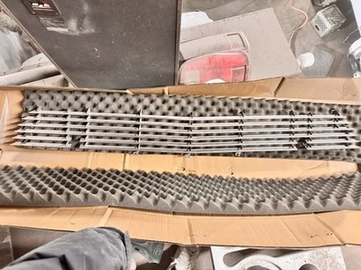 Chevrolet Corvette 1963-1964 conjunto de parrilla delantera Foto 1 de 3