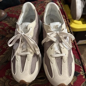 New Balance Herren Größe 7 Damengröße 8,5 327 Turnschuhe, beige/weiß, cremefarben " - Bild 1 von 9
