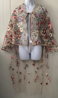 Capa plumero con apliques florales autocontraste Anthropologie talla única $198 nueva con etiquetas Foto 1 de 4