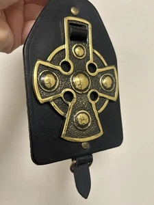Vintage Keltenkreuz Messing Pferdeabzeichen auf Ledermedaillon Cottagecore - Bild 1 von 4