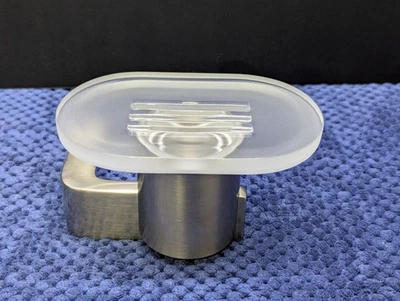 Jabonera montada en la pared JADO en níquel platino con vidrio esmerilado - Caja abierta Foto 1 de 4