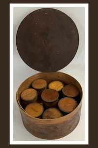 Antike primitive runde Zylinder 93/4" breit x 5" hoch Holz Gewürzdose mit 8 Gewürzgläsern🅰️ - Bild 1 von 18