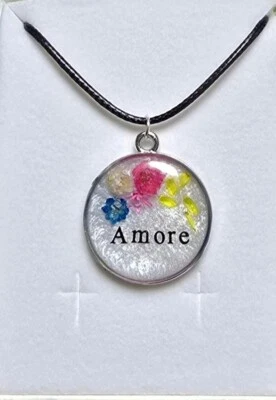 Ciondoli personalizzati realizzati a mano, con resina con fiori veri, in caucciù - Immagine 1 di 3