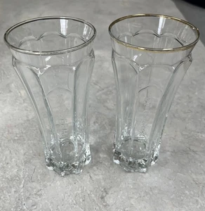 Juego de 2 gafas St. Germain con borde dorado en relieve - una tiene una pequeña fractura - Imagen 1 de 9