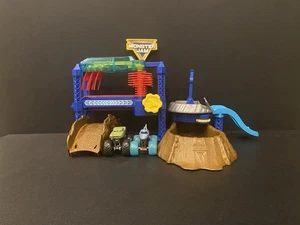 MONSTER JAM MEGALODON MONSTER WASH & 1:64 2 MONSTER TRUCK PLAYSET INCOMPLETE - Picture 1 of 24