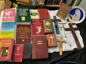 Catholic Book Collection and Display Pieces Holy Bible Worship Catholicism - Bild 1 von 17