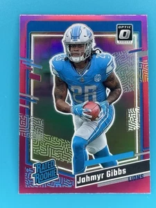 2023 Panini Donruss Optic #331 Jahmyr Gibbs Rated Rookie Pink Prizm Lions - Foto 1 di 2