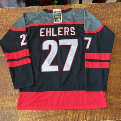 Camiseta deportiva firmada por Nikolaj Ehlers de Carolina Hurricanes certificado de autenticidad JSA autografiada Foto 1 de 4