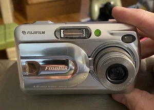 Fujifilm FinePix A340 4.0MP Compact Digital Camera Silver SD Card - Picture 1 of 19
