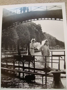 Famous photo poster black white French photographer Robert Doisneau Paris scene - Picture 1 of 2