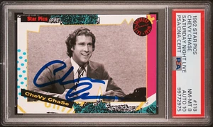 Tarjeta firmada Chevy Chase 1992 Star Pics #118 PSA 8 automático 10 SNL actualización de fin de semana - Imagen 1 de 2