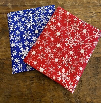 Tela acolchada de algodón copos de nieve azul y rojo de Navidad de 2 cuartos de grasa Foto 1 de 4