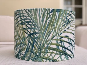 Tropischer Palmen Lampenschirm Blatt Stoff Blätter Palmero Clarke und Clarke Lampenschirm - Bild 1 von 9
