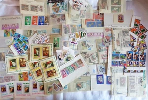 Dominica Restposten über 300 Briefmarken, postfrisch ungeprüft inkl. Blöcke - Bild 1 von 11